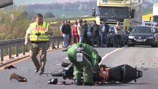 preview picture of video 'Biker fuhr auf LKW auf der BAB72 bei Zwickau (Sachsen) 19.04.2007'