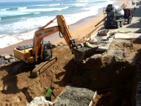 big gran excavadora cat reparando malecón Zarautz hormigonera truck garbage excavator cement beach