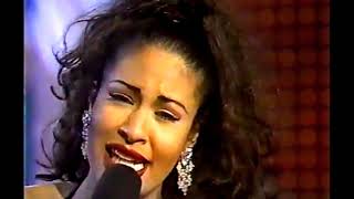 Selena in Sabado Gigante (Translated) Interview and Full Performance/ Entrevista y Presentación 1994
