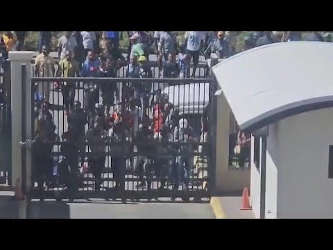 Video Thumbnail: Protesters approach parliament, PM’s office in Papua New Guinea unrest | AFP