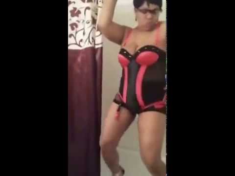 Самоотвержен стриптийз в банята завършва със...