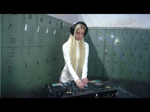 HYPNOTIC TECHNO SET AT AN ABANDONED GYM  ★ JOANNA KUCHTA