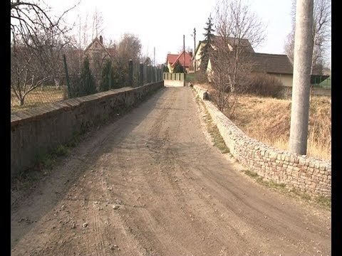 ODBUDUJĄ DROGĘ W WITOSZOWIE DOLNYM
