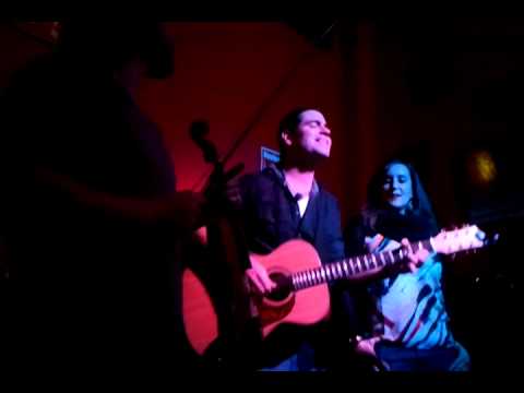 Llueve, Daniel Hare en el Dog&Roll Bar