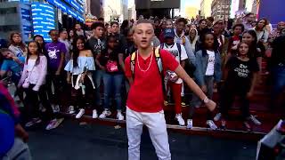 &#39;Backpack Kid&#39; Teaches Fans How To Do His Signature Move