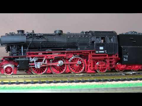 HO analog Roco fährt BR 23 langsam rückwärts und wieder vorwärts.