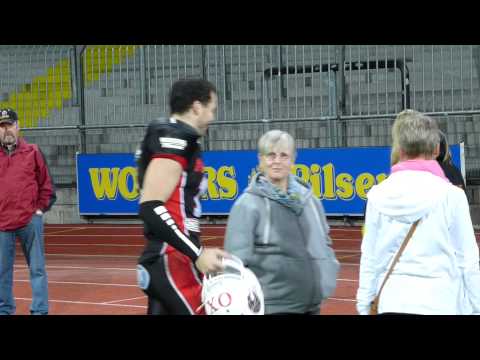 Casey Therriault (Braunschweig Lions) gibt Fans Autogramme!!!
