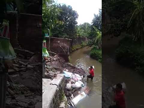 Akibat banjir rumah ambruk 😱😱