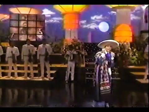 AÍDA CUEVAS CANTA "LA ESCALERA" DE JORGE MASSÍAS CON EL MARIACHI 2000.