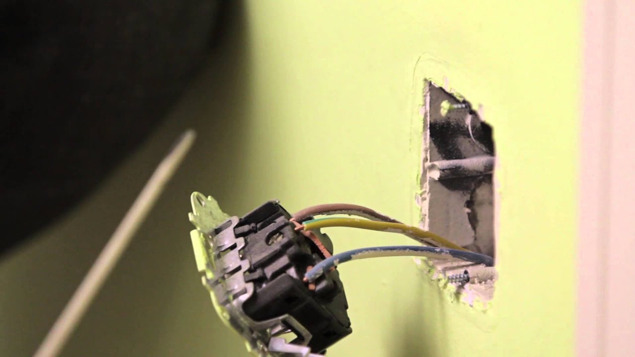 Cómo cambiar una toma de corriente