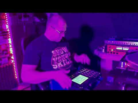 Dj Shadowface live beat on AKAI MPC jaming + fresh scratches