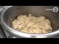 Een brood met nauwelijks koolhydraten, dat is een flinke klus voor de bakker - Omroep Gelderland