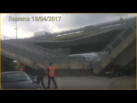 Crolla altro cavalcavia.Stavolta a Fossano(CUNEO)Schiacciata auto dei carabinieri.Salvi per miracolo