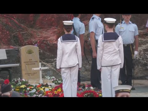 Currumbin Beach hosts thousands paying tribute on ANZAC Day at Elephant Rock