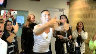 MALUMA bailó el TIKI con las invitadas al TRASNOSHOW