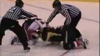 preview picture of video 'Combat - Fight, # 44 Francis Lessard (Cornwall) vs # 91 Hubert Poulin (St-Georges) 11/oct/2013'