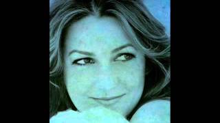 niña pastori en una canasta