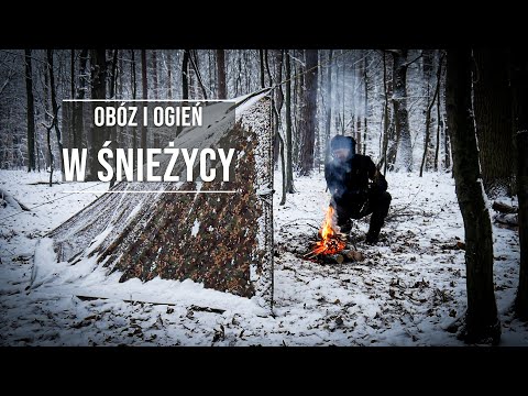 Obóz i ogień w śnieżycy - dzień w lesie