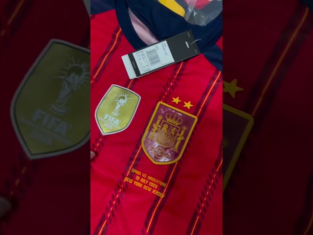 Vídeo relacionado con Stock Futbol Kit España Mundial 2026-2028 | Réplica Camiseta y pantalón | Carvajal 2 | Color Blanco y Granate | Conjunto fútbol para Adulto y niño