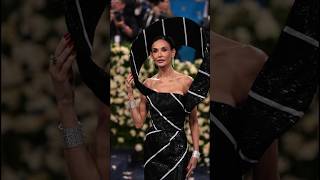 Download lagu Demi Moore attended the 2025 Met Gala dressed in a tie, the greatest dandy symbol of all time#metga mp3