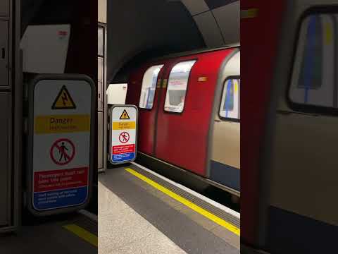 London Underground #TFL #Train On Bakerloo Line Leaving Elephant & Castle Station #trainspotting