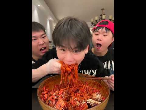 TASTY AND SPICY NOODLES MUKBANG ASMR  #food #mukbang #asmrfood #shorts