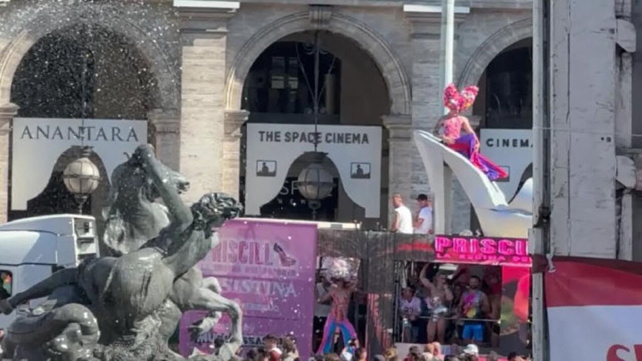 Un enorme copricapo di fiori fucsia per Priscilla - La Regina del Deserto al Pride di Roma