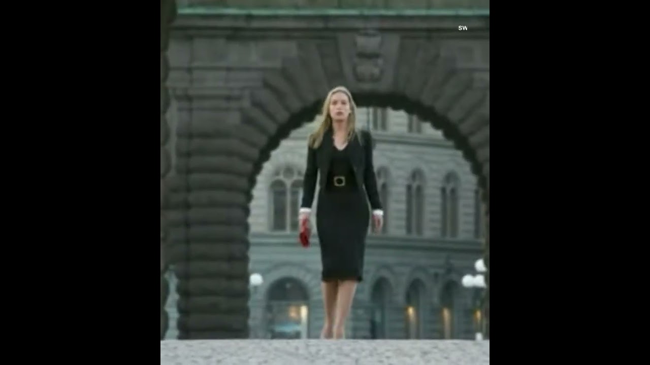 Piper Perabo looking good in a dress 01