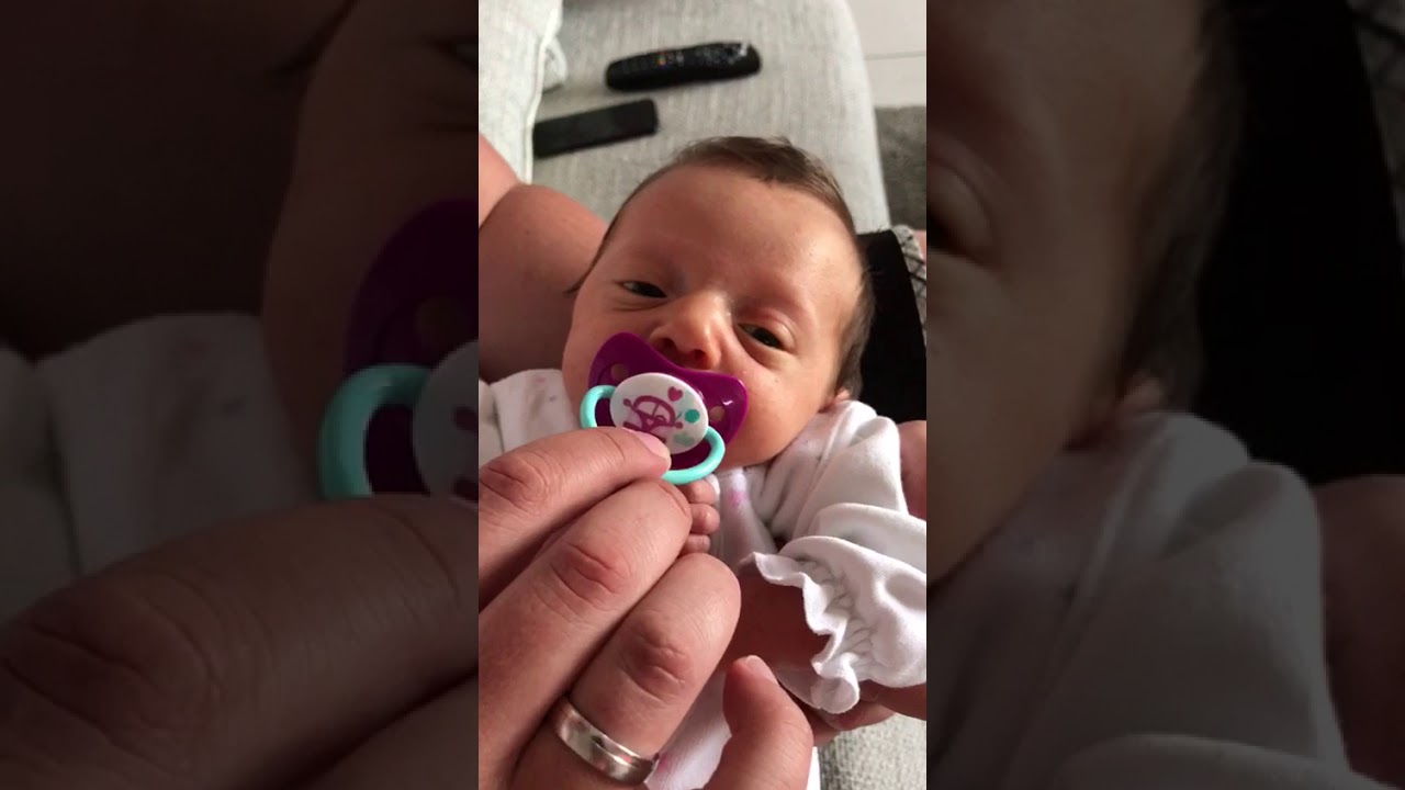 INCROYABLE CE BÉBÉ FOU QUI FAIT UN DOIGT D'HONNEUR À SON PÈRE!!!