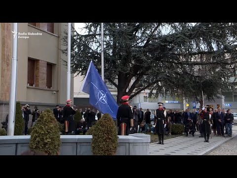 NATO zastava svečano podignuta ispred makedonskog parlamenta