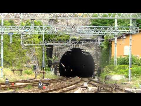 TRENO VIVALTO SBUCA DALLA GALLERIA : LA SPEZIA CENTRALE - 26 - 7 - 2014.