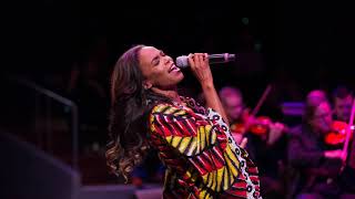 Michelle Williams sings Aretha Franklin: "(You Make Me Feel Like) A Natural Woman" (Live)