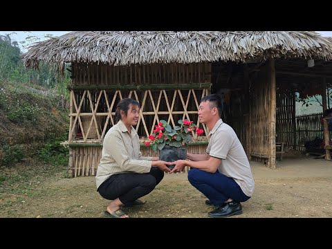 A sweet moment: the engineer gave the single mother two potted plants. Their love story could begin.