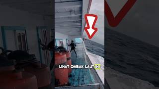 Download lagu Big waves enter the fishing boat #trending #viralvideos #shortvideos #fisherman mp3