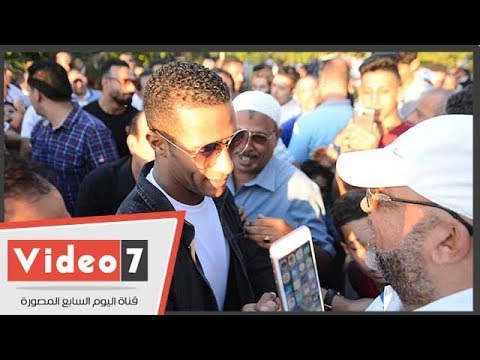 قبلات وأحضان ومظاهرة حب فى محمد رمضان بكفر الشيخ