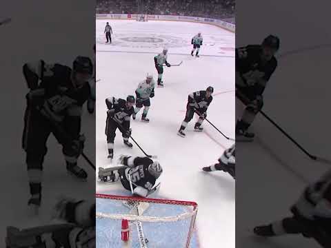 Kuemper does his best HOLTBY impression 🤯👑