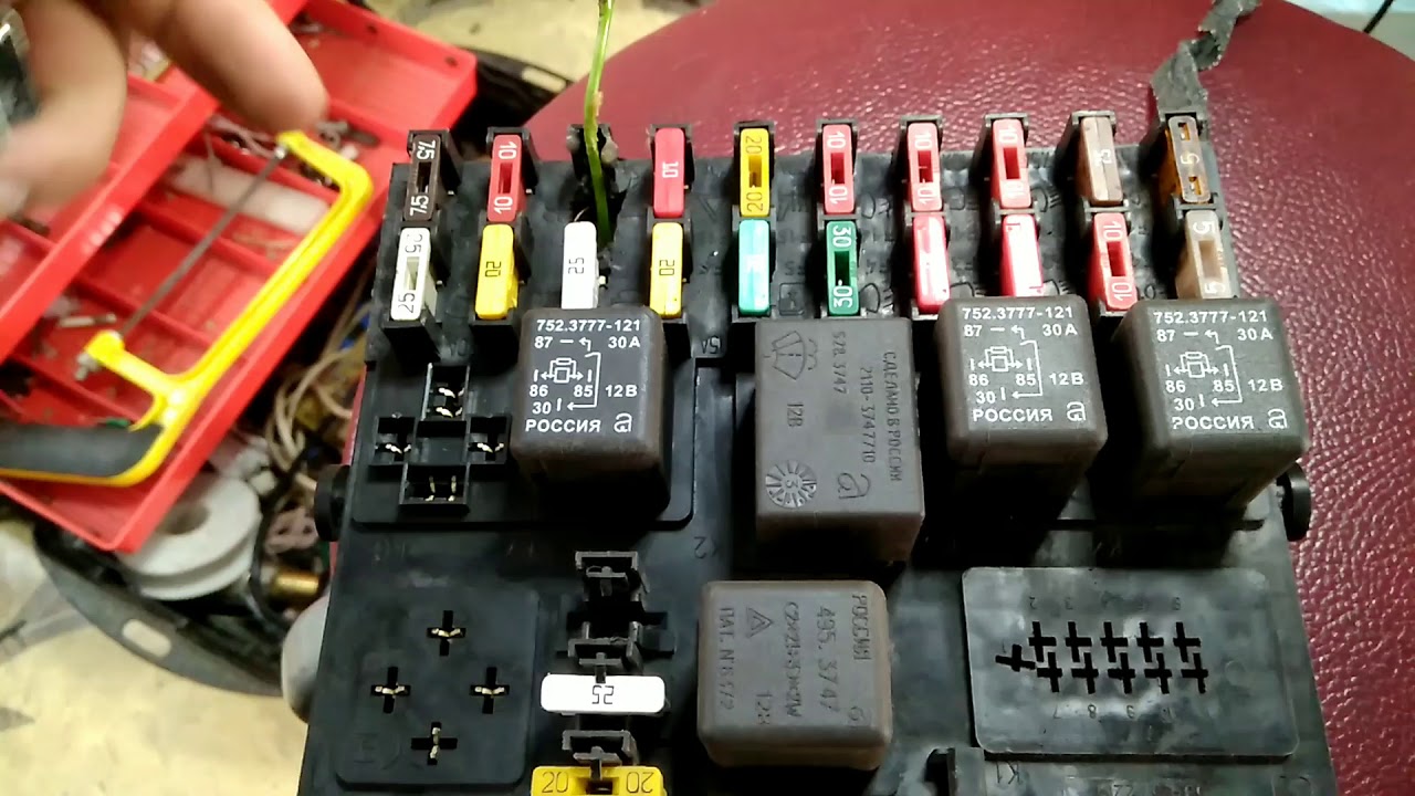 Предохранитель на газели от сигнала. Сгоревший авто предохранитель. Почему горит предохранитель. Перегоревший предохранитель фото. Почему сгорает предохранитель.
