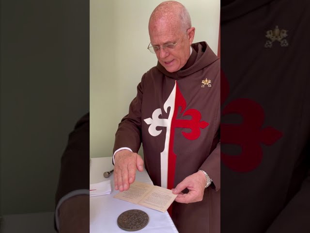 Vídeo relacionado con KASSIS Crucifijo de San Benito hecho a mano - Cruz de pared de madera de olivo de 12 cm - Regalo sostenible para confirmación, comunión y bautizo - Decoración religiosa, bendición para el hogar