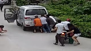 Residents, Passers-by Uplift Minibus, Save 11-month-baby Boy