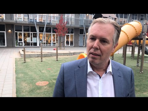 Gemeenteraadslid De Jager spreekt over een leerachterstand op De Pontus in Etten_Leur.
