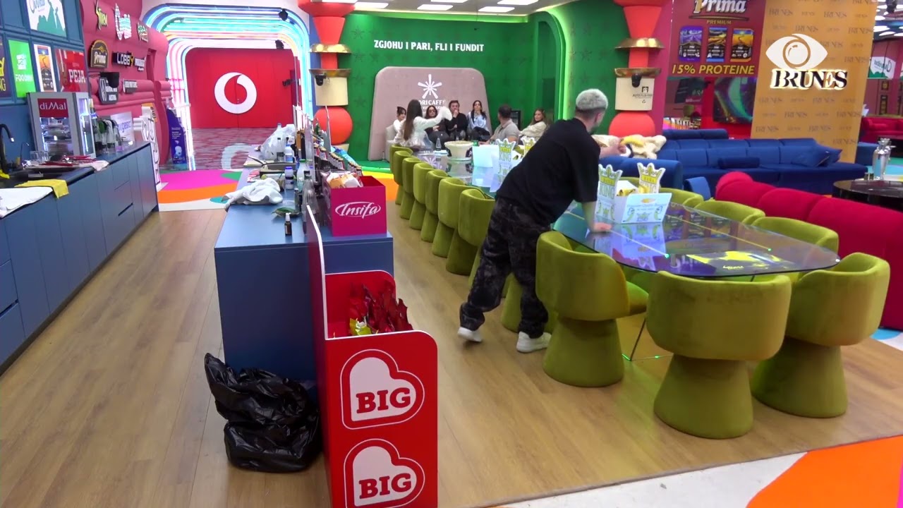 Shiko çfarë kam veshur për ty/ Gjesti ul pantallona dhe drejtohet nga banorët
