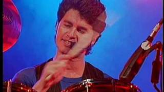 Amar É... Lyrics English Translation