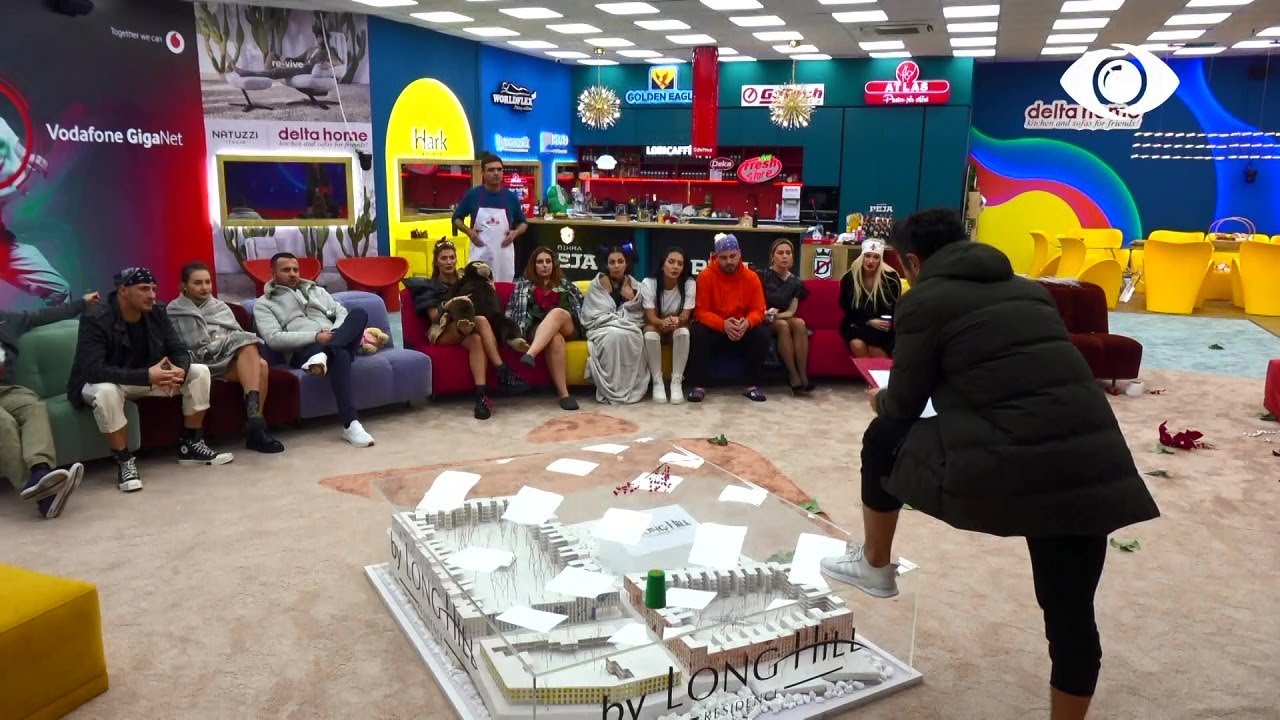 Zarf i Kuq/ Zhaklina lë shtëpinë