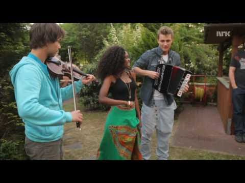 ESC 2011: Stella Mwangi, Alexey Vorobyov og Alexander Rybak synger