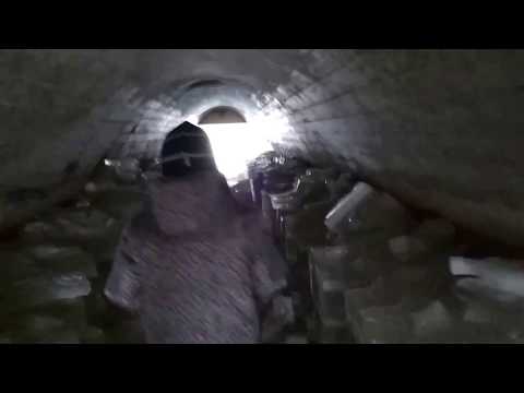 Тоннель в снегу под железной дорогой