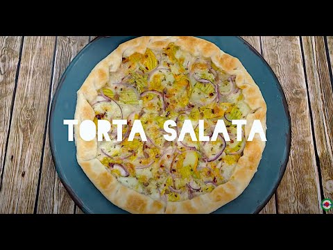 Torta salata con fiori di zucca, mozzarella e patate.