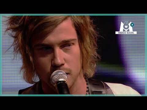 Julien Doré se déchaine sur scène // Extrait archives M6 Video Bank