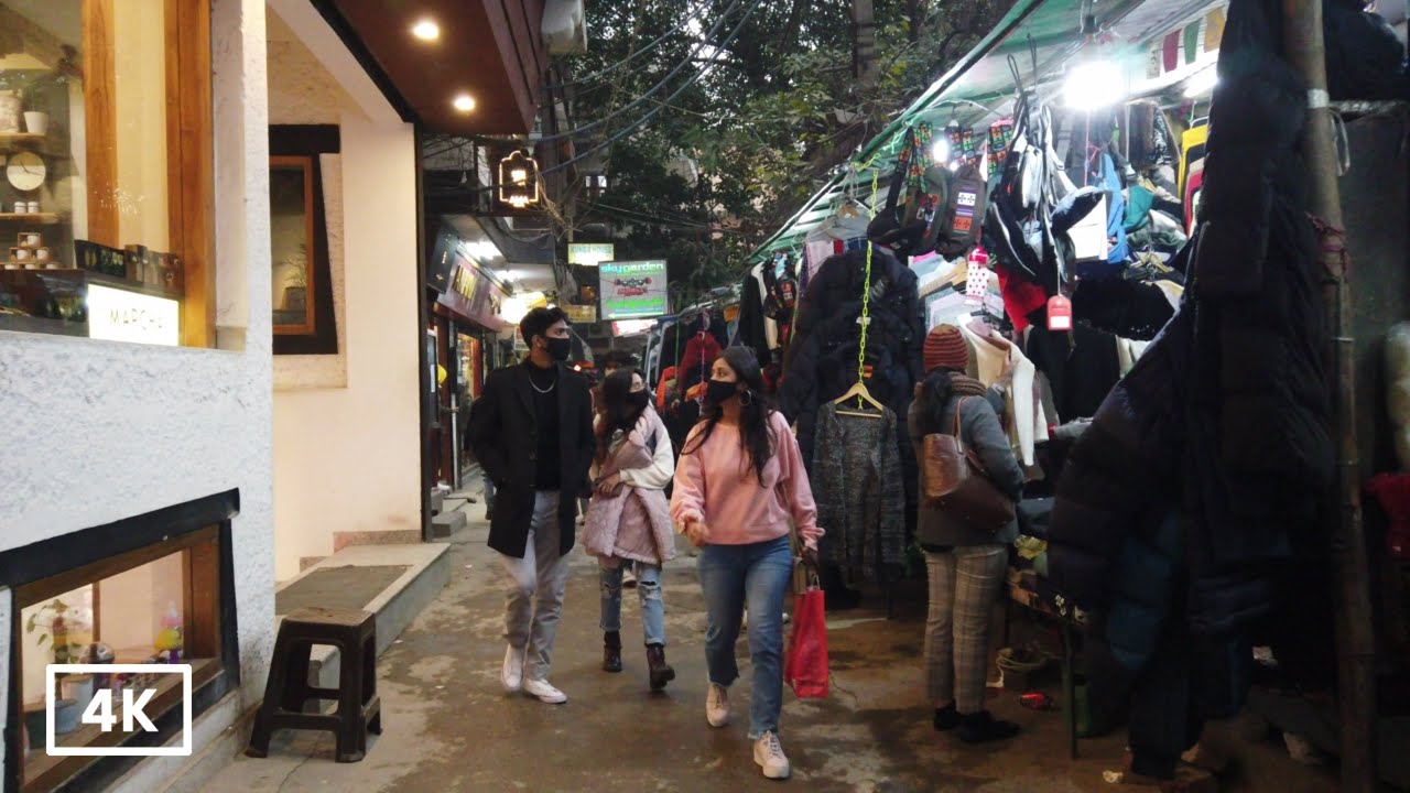 Immersive street-level walking tour through Delhi (Market 33), India, showcasing authentic urban landscapes, local architecture, and the vibrant atmosphere of the city's neighborhoods