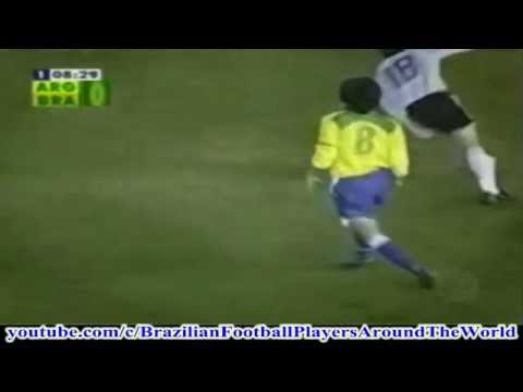 KAKA nutmeg "caño" Vs Argentinian Juan Pablo Sorín