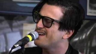 Butch Walker performs &#39;Pretty Melody&#39; at the Disc Exchange in Knoxville, Tenn.